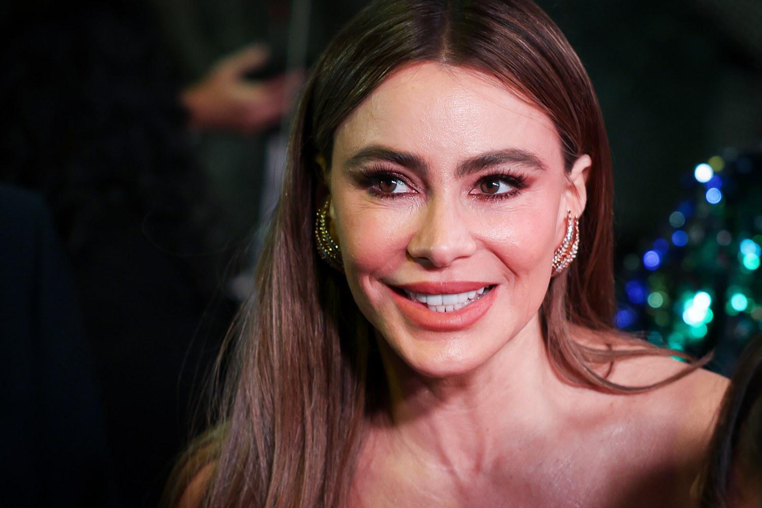 Phil has a wandering eye when Gloria is around #ModernFamily #SofiaVergara #GloriaPritchett #Shorts Phil has a wandering eye when Gloria is around #ModernFamily #SofiaVergara #GloriaPritchett #Shorts