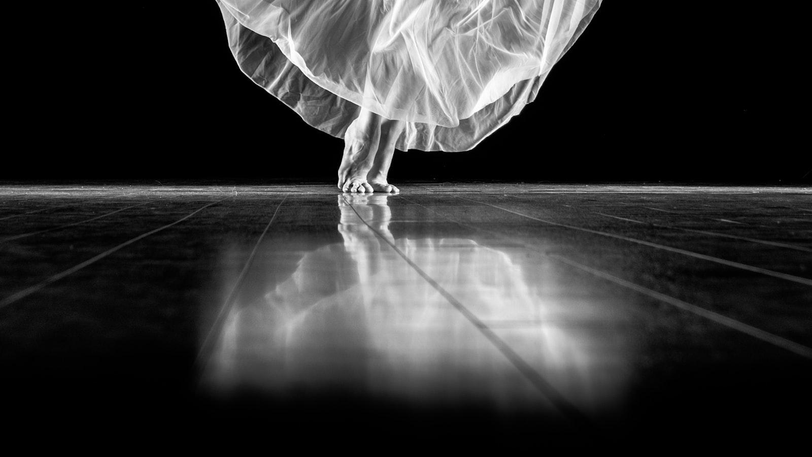 Chip Like a Pro: Phil Mickelson's Guide to Flawless Chipping - Weight Forward: The Importance of Proper Stance