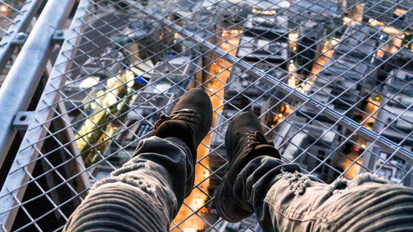 Jordan Spieth's drive goes awry. Then a fan gets a $20, a ball and a welt - Drive Disaster: Jordan Spieth's tee shot goes awry