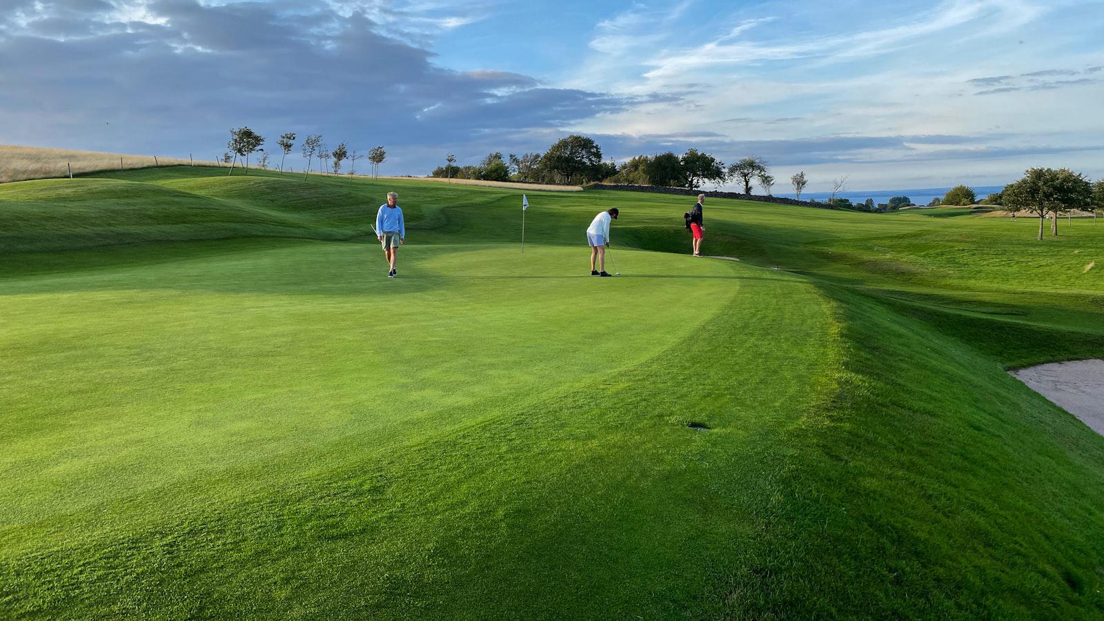 The Social Dynamics of Golf's Elite: An Analysis from 'Seen & Heard at LACC The Social Dynamics of Golf's Elite: An Analysis from 'Seen & Heard at LACC