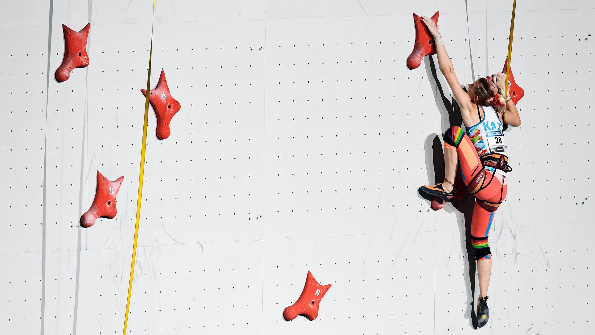 Speed climbing is scary fast 😮 #Olympics #SpeedClimbing #SamWatson #Shorts