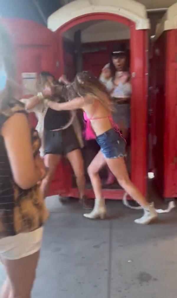 A classic girl’s bathroom fight #ParksAndRecreation #AmyPoehler #RashidaJones #Shorts