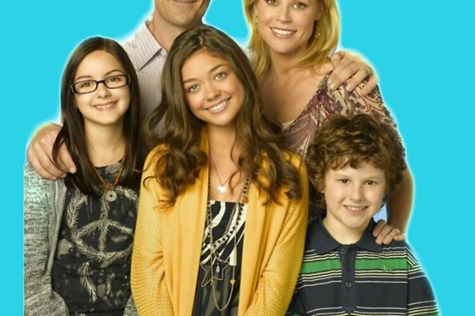 **”Celebrate a Joyful Christmas with the Expanding Dunphy Family! 🎄✨ #ModernFamily #HaleyDunphy #Shorts”**