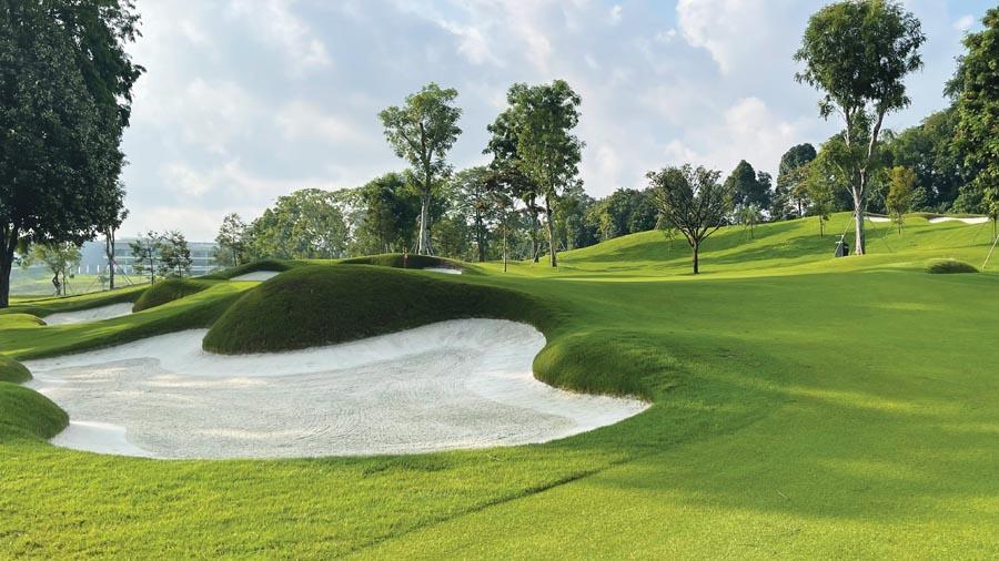 Here's a list of relevant keywords extracted from the heading:

**golf holes